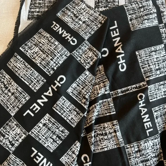 CHANEL Cosmetic Scarf - Picture 3 of 5